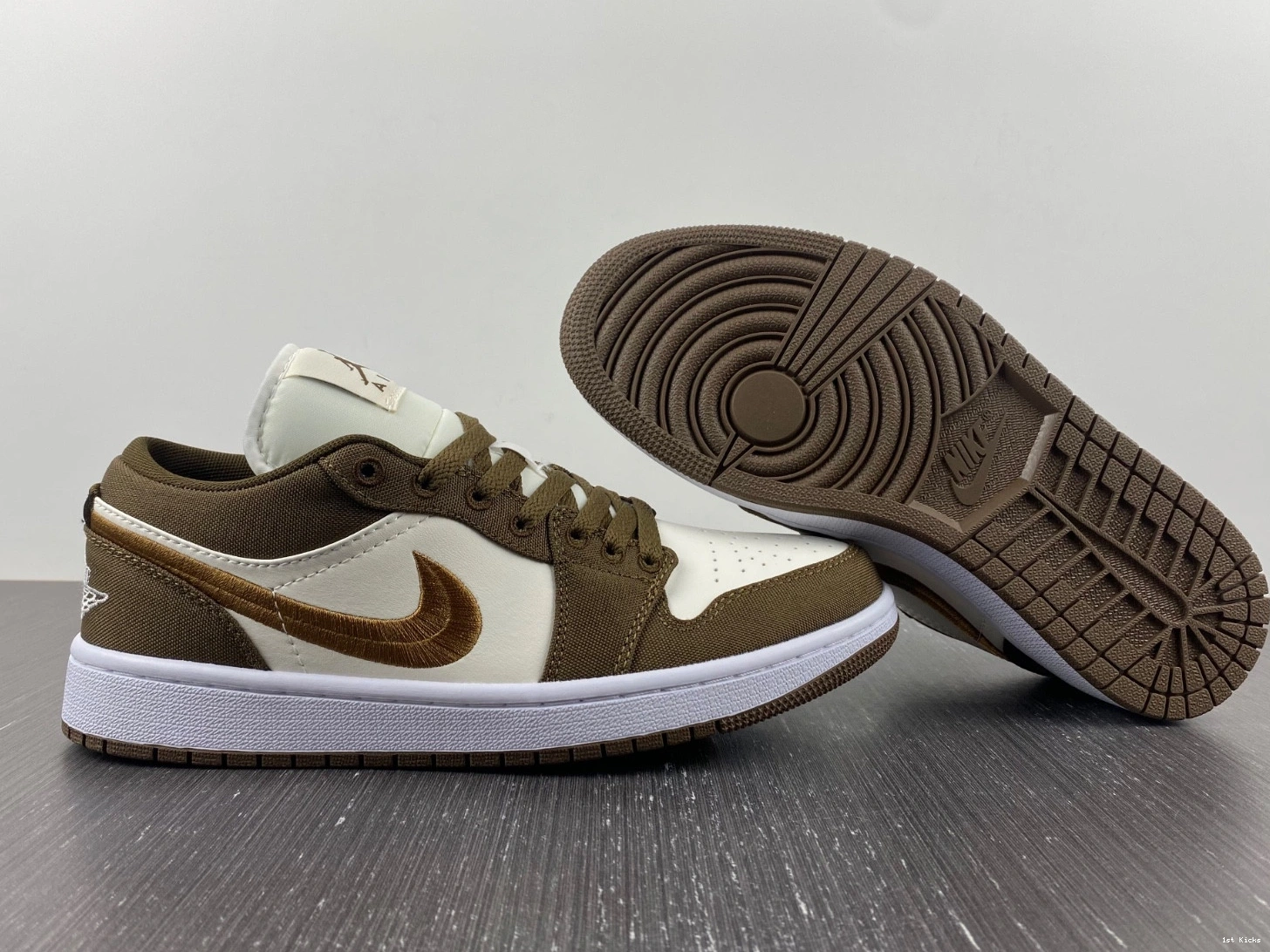 DV0426-301 SE 1 - Light (W) Jordan Olive Low 0328